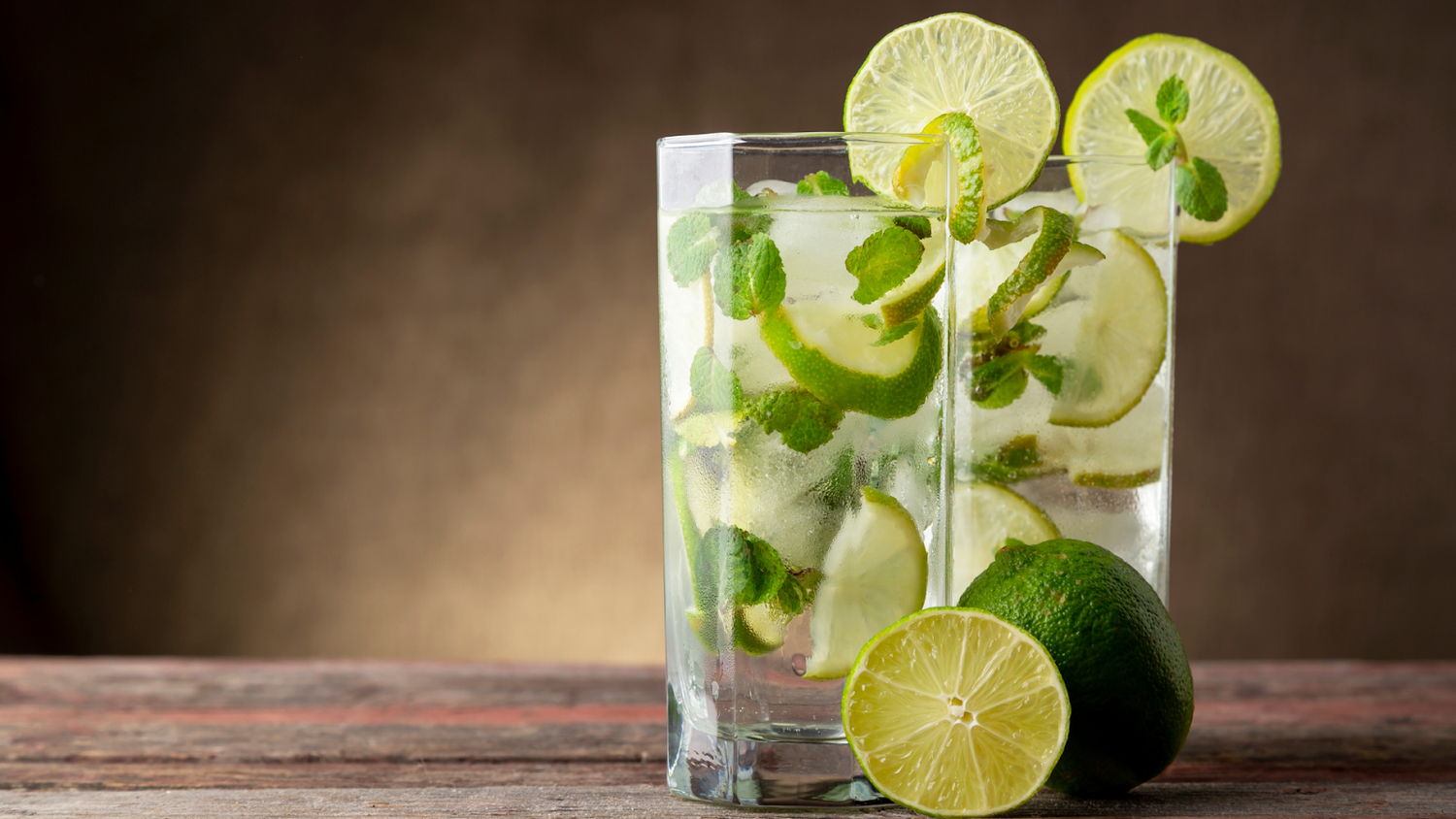 Mojito cocktail with lime slices